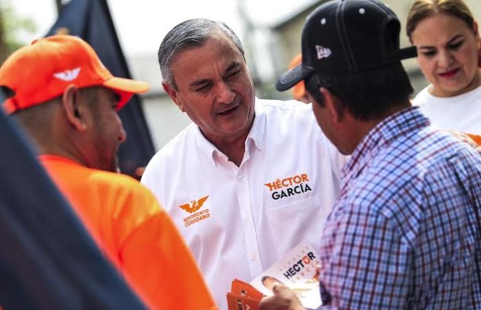 Héctor García recorre colonias de Guadalupe para entregar sus propuestas a ciudadanos
