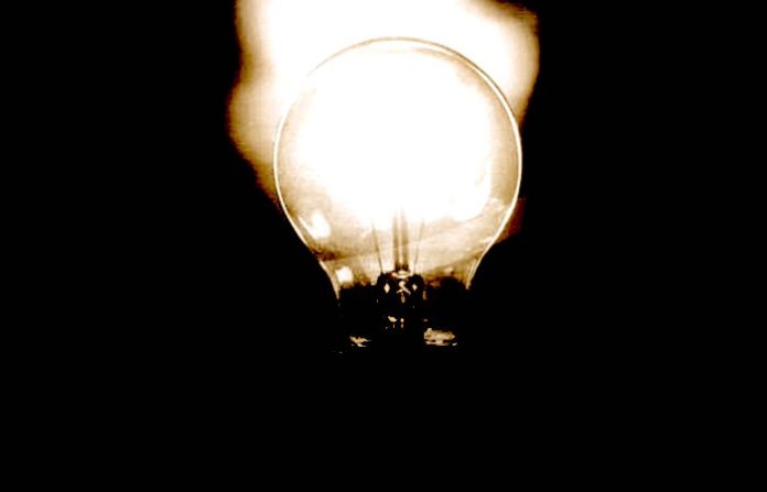 Los ecuatorianos viven el silencio electoral previo a consulta con apagón incluido