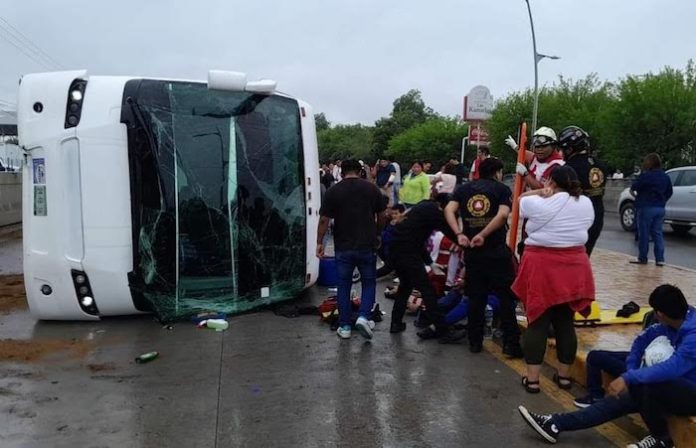 Más de 50 heridos por volcadura de autobús en Allende, NL