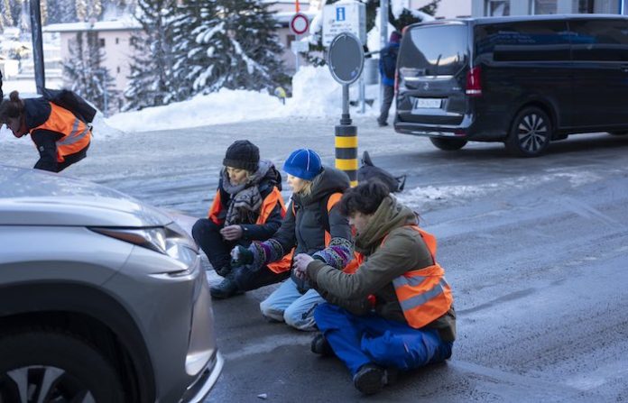 Ecoactivistas intentan bloquear el tráfico en un cruce en Varsovia