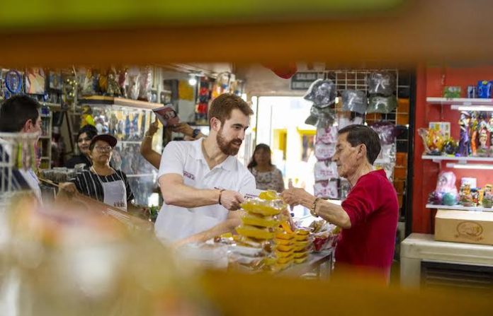 Mauricio Cantú visita el emblemático mercado Juárez