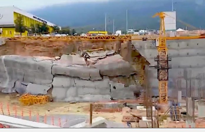 Video: De película…se cae barda, no hay lesionados