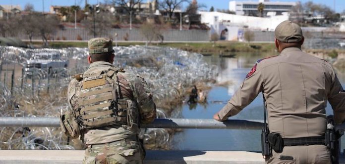 Número de migrantes por paso fronterizo de EU se reduce a 20 por día, reporta guardia