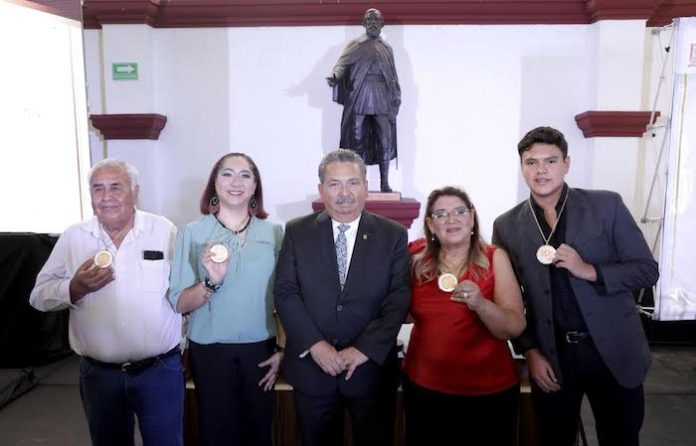 Escobedo reconoce con presea a ciudadanos distinguidos