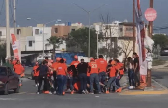 Videos: Enfurecen naranjas de Juárez y se le van a los golpes a influencer