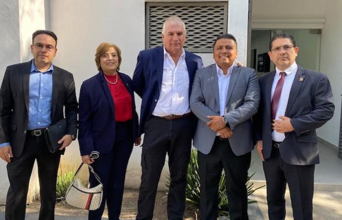 Roberto Espinoza presenta plan de desarrollo económico y Seguridad ante Industriales de SC