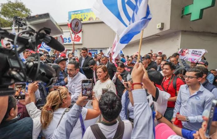 Xóchitl Gálvez se reúne con capitalinos que repartieron propaganda