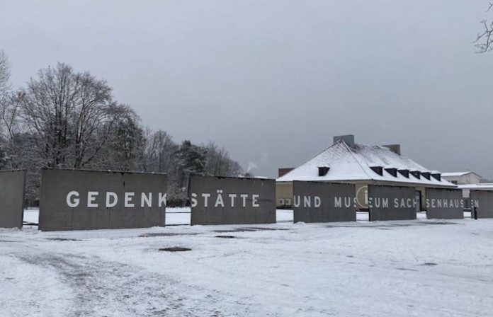 Comentarios antisemitas obligan a quitar libros de impresiones de campo de Sachsenhausen