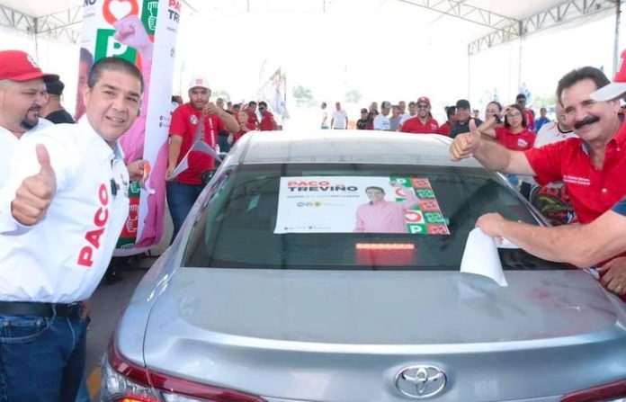 Acuden más de 3 mil vehículos a la Mega Pega Calcas en apoyo a Paco Treviño