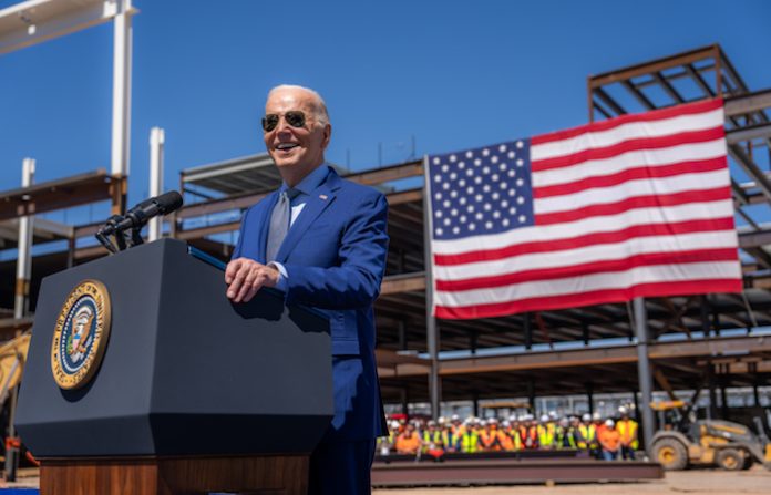 Más de la mitad de los estadounidenses desaprueba el trabajo de Biden, según encuesta