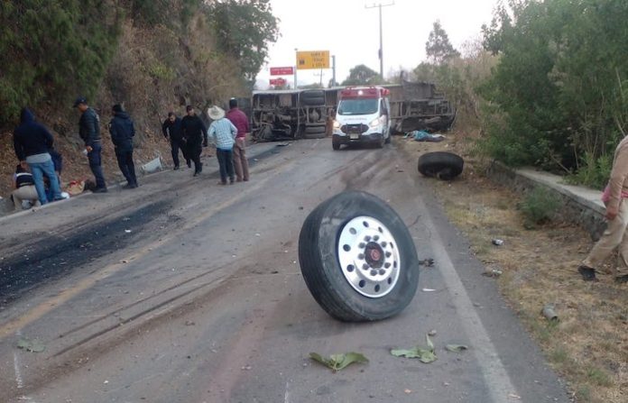 Al menos 14 muertos y 31 heridos deja volcadura de autobús con peregrinos en Malinalco