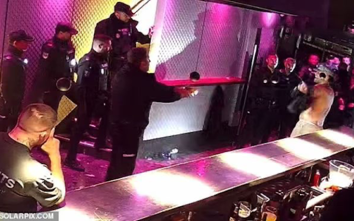 Policías españoles reducen con una pistola eléctrica a jugador de rugby inglés en un bar