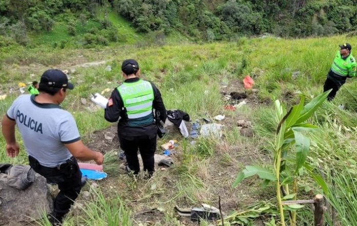 Sube a 25 cifra de fallecidos por la caída de un bus a un abismo en el norte de Perú