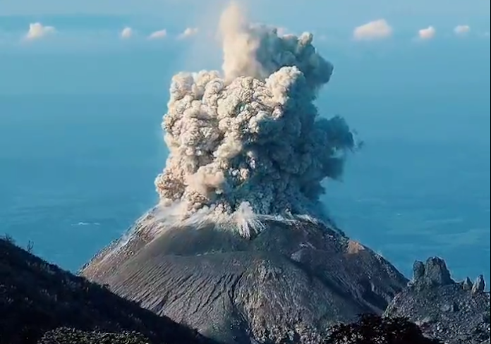 Autoridades de Guatemala reportan alta actividad de volcán Santiaguito