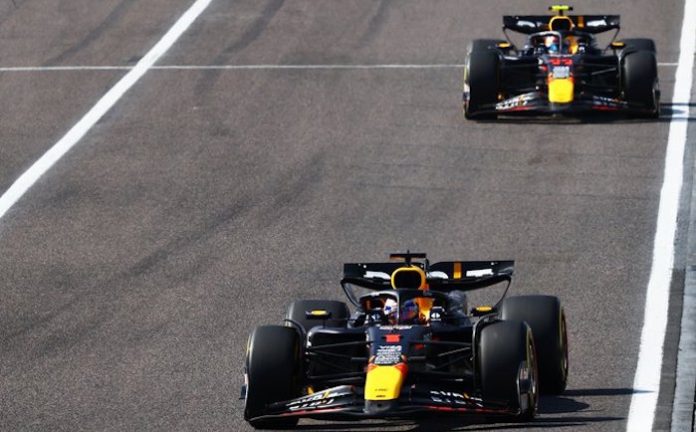 Verstappen logra una victoria dominante en Japón, mientras Red Bull sella 1-2