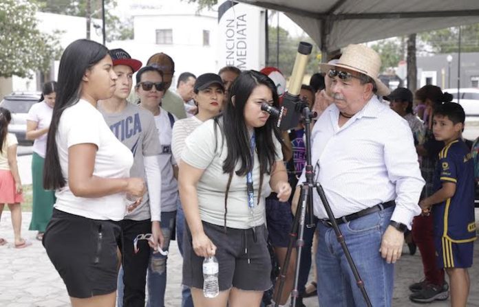 En Escobedo “arman” toda una fiesta para observar el eclipse