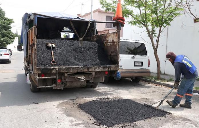 Desplaza San Nicolás cuadrillas del área de Servicios Públicos para realizar trabajos de bacheo; piden que la ciudadanía reporte