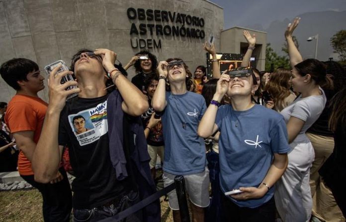 Atrae a estudiantes de la UDEM fenómeno astronómico