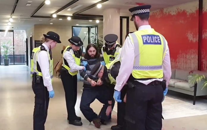 Video: Detienen a 12 personas por arrojar pintura sobre la sede del Partido Laborista en Londres