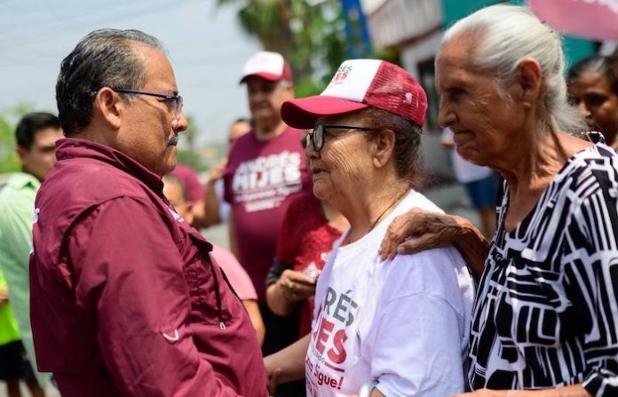 Andrés Mijes escucha a vecinos del pedregal del Topo Chico y lleva propuestas