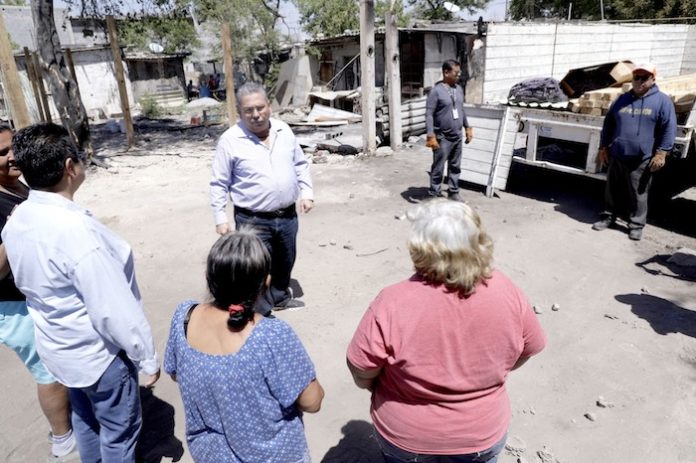 Brindan apoyo a familias afectadas por incendio