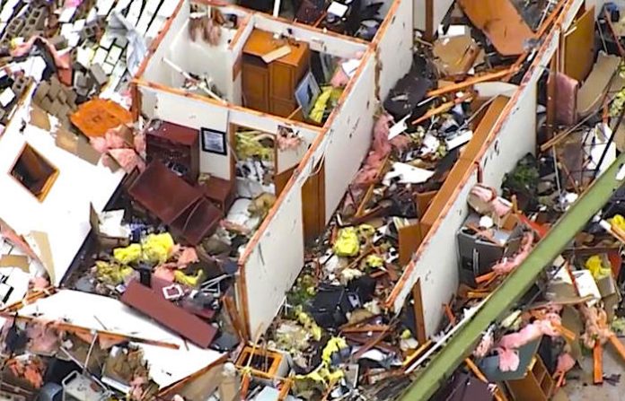 Video: Al menos cuatro muertos en el estado de Oklahoma por los tornados que arrasaran EU