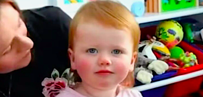 Una niña sorda consigue oír por primera vez gracias a una terapia innovadora