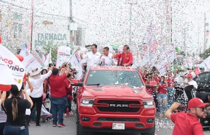 Cientos de juarenses arman macro valla de autos de apoyo a Paco Treviño