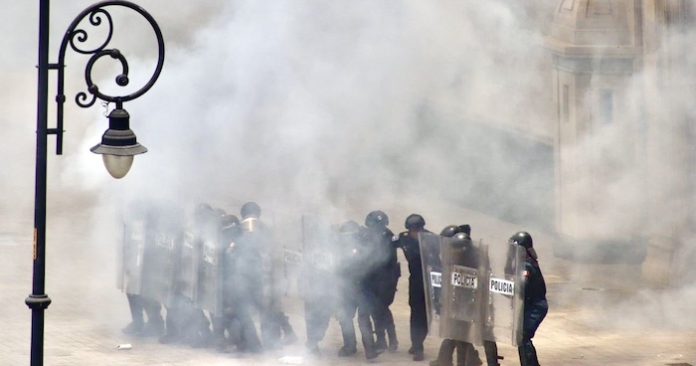 Al menos 26 policías heridos con explosivos lanzados por estudiantes en Ciudad de México