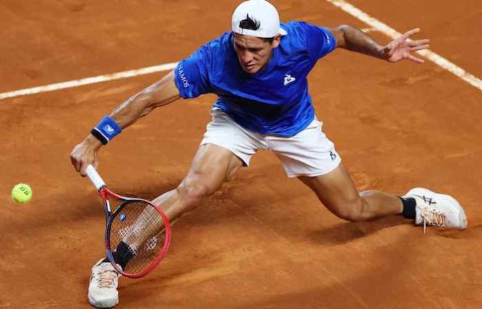 Báez recupera confianza remontando a Rune en Roma