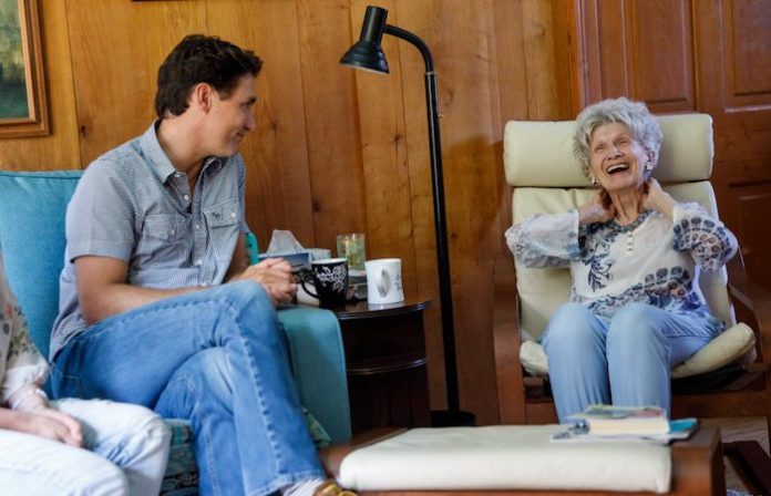 Muere escritora canadiense Alice Munro, ganadora del Nobel de Literatura, a los 92 años