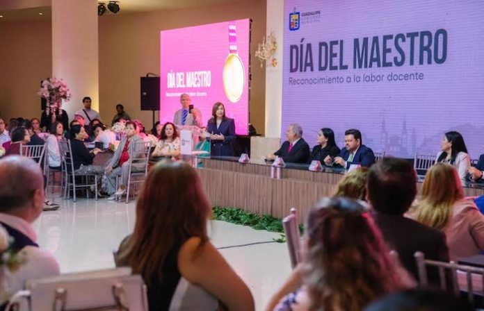 Guadalupe reconoce la trayectoria de 424 maestras y maestros con la entrega de medallas