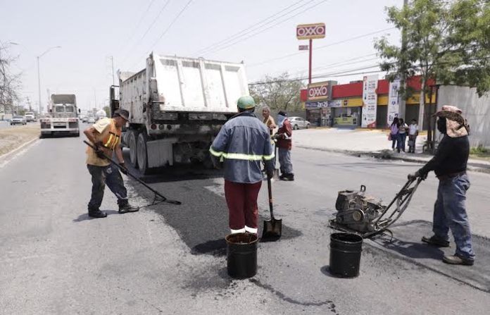 Escobedo continúa con su programa de bacheo constante