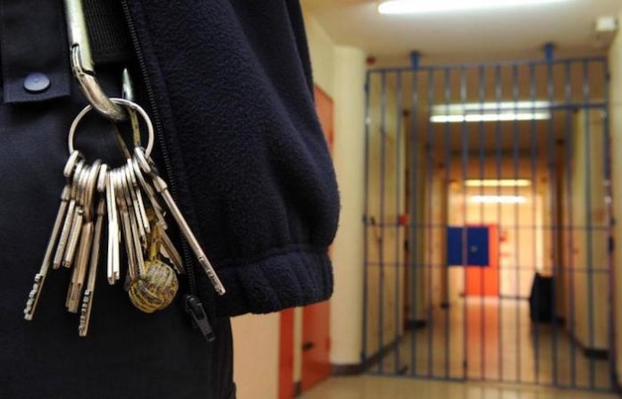 Sindicatos penitenciarios franceses harán huelga tras muerte de dos guardias en asalto