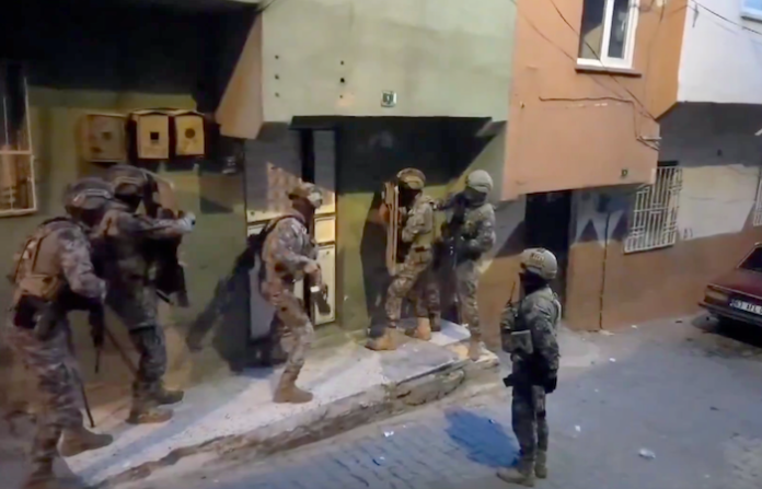 Video: Más de 50 personas son detenidas en Turquía por su presunta relación con Daesh