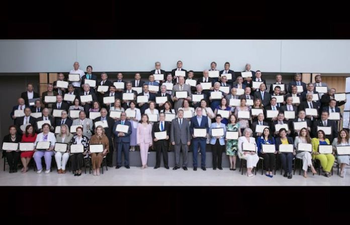 Reconoce UANL trayectoria de sus profesores