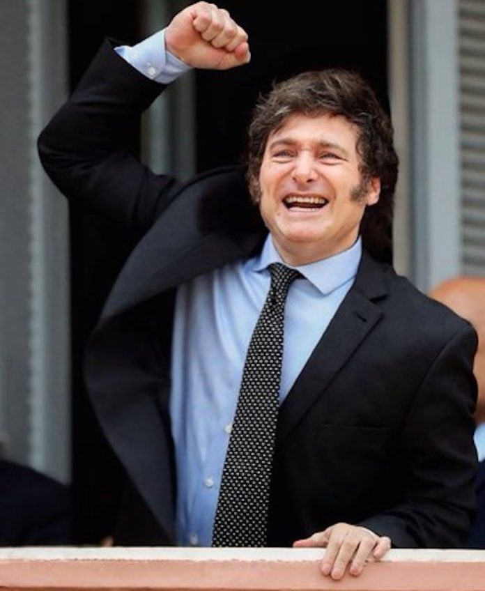 Presidente de Argentina niega atraso cambiario y promete libre competencia de monedas