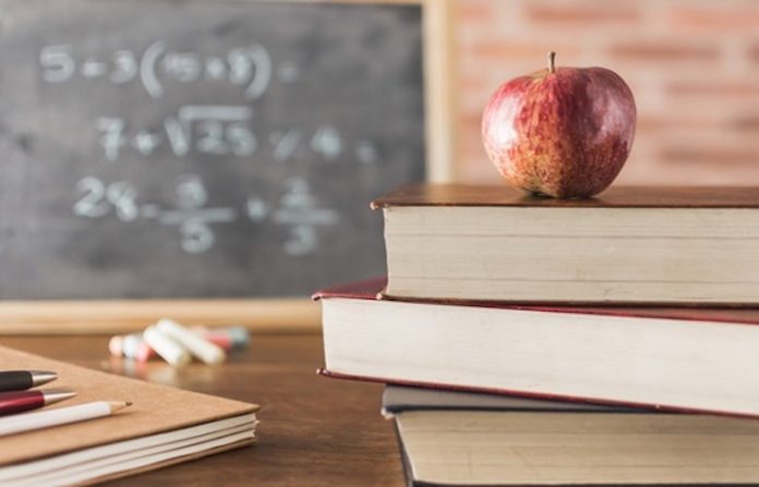 AMLO anuncia aumento de 10% al salario del magisterio