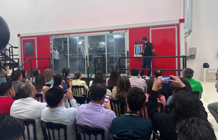 Refuerza Viva Aerobus compromiso con la seguridad; instala simulador de fuego y humo en cabina