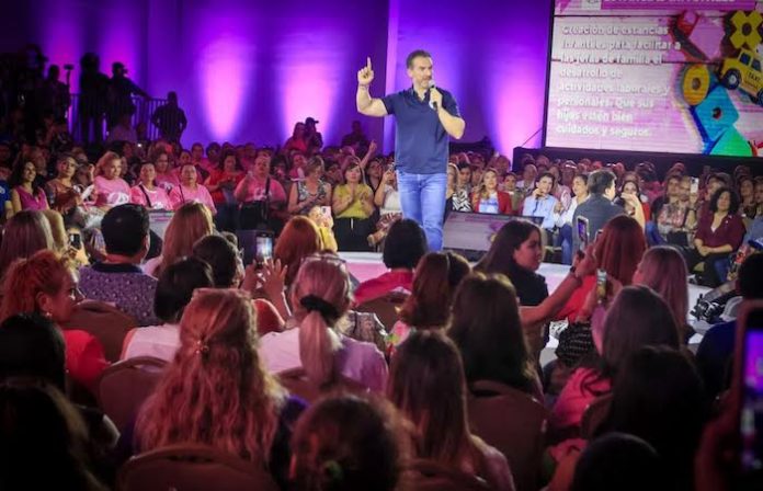 Las mujeres con Adrián de la Garza al presentar su Programa “Mujer Regia”