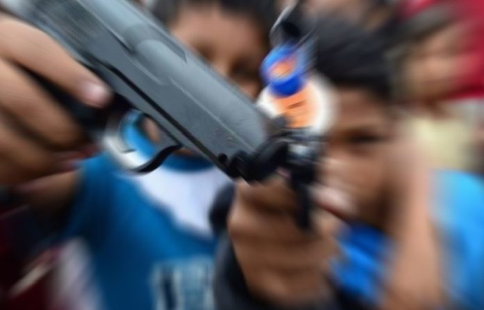 Comete el delito de corrupción de niñas, niños y adolescentes, quien los reclute para formar parte de la delincuencia organizada