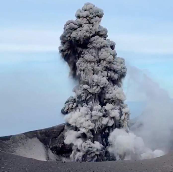 El volcán ruso Ebeko expulsa columna de cenizas de 2.500 metros