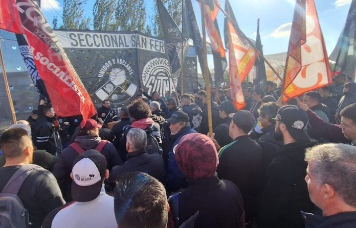 Trabajadores del neumático en Argentina se movilizan contra los despidos en el sector