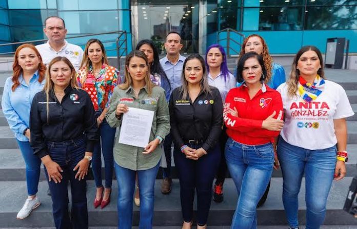 Acude Lorena de la Garza a la Fiscalía General del Estado a interponer una denuncia por violencia y acoso