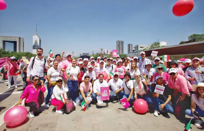 Se suma José Luis Garza Ochoa a manifestación por la democracia convocada por sociedad civil