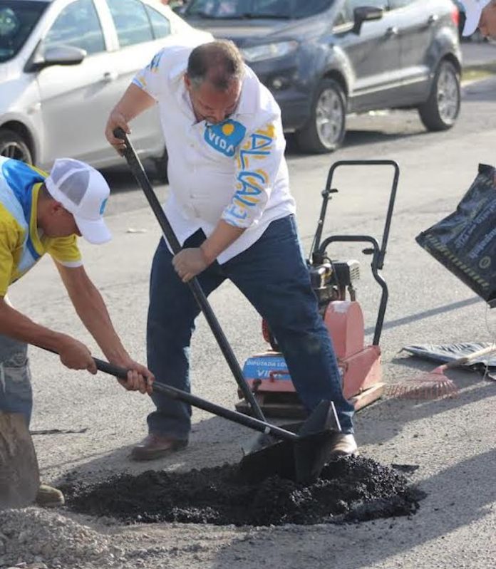 Intensifica Luis Angel Benavides bacheo en zona de Linda Vista