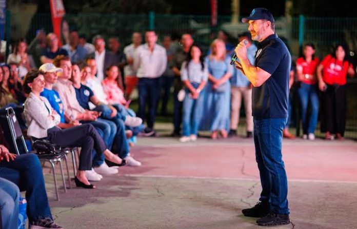 Abarrotan vecinos de zona sur reunión con Adrián de la Garza