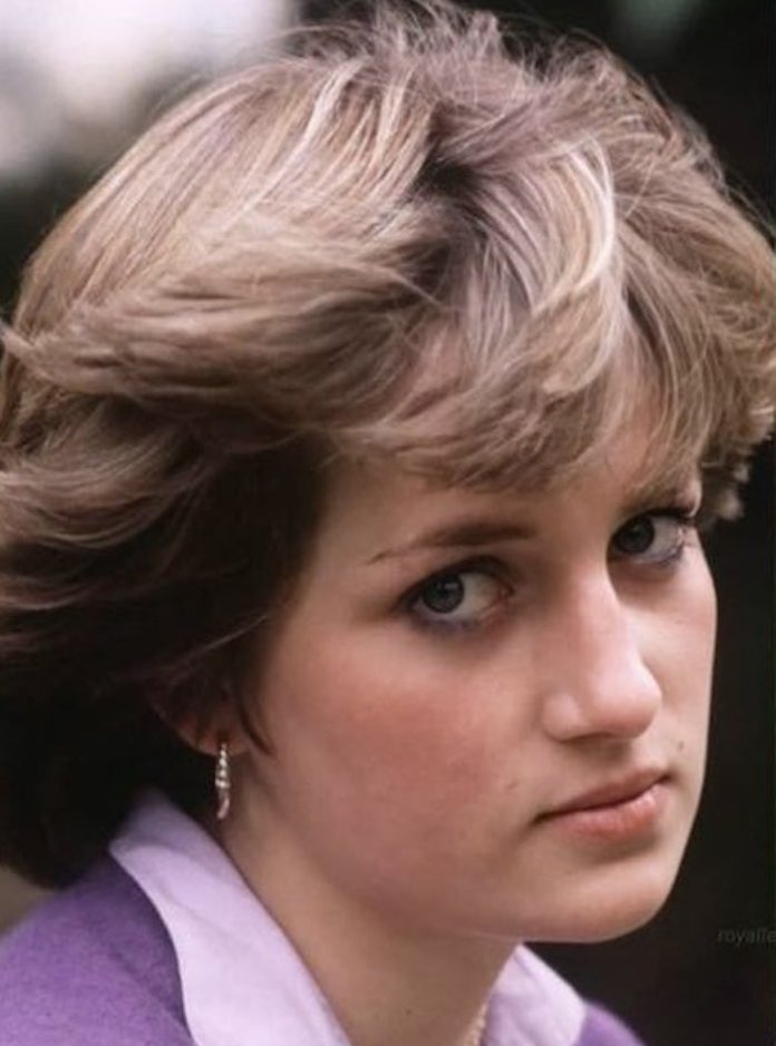 El primer contrato laboral de Diana de Gales subastado por casi 10.600 dólares