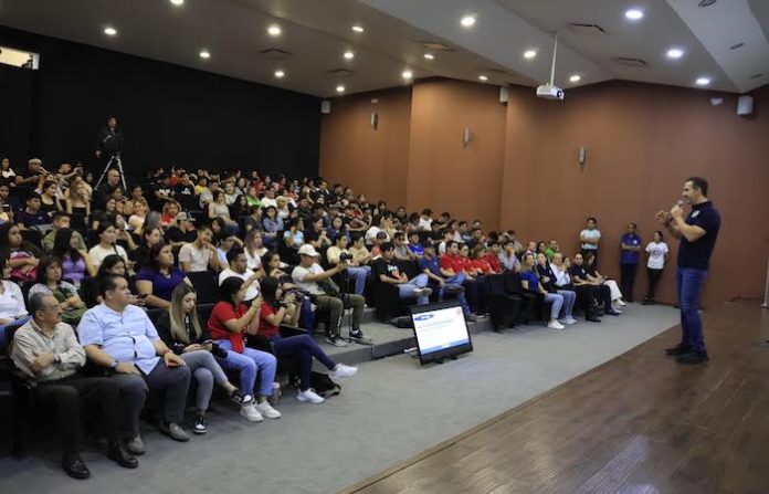 Presenta Adrián propuestas para jóvenes en la Universidad Metropolitana de Monterrey