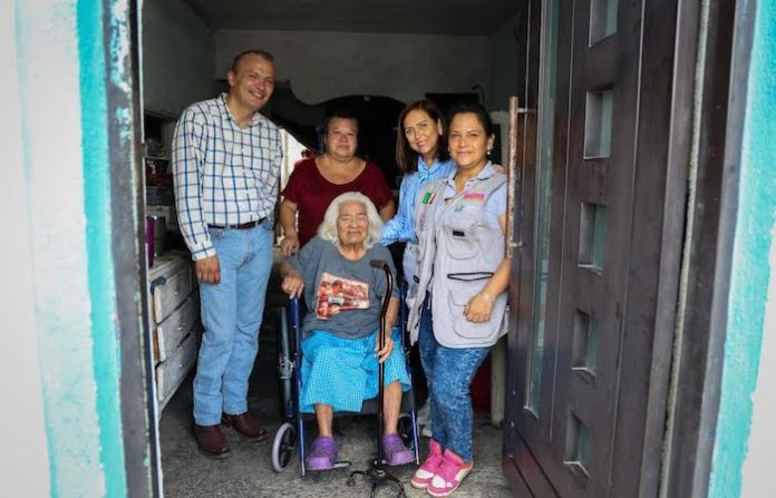 Entrega DIF Guadalupe sillas de ruedas